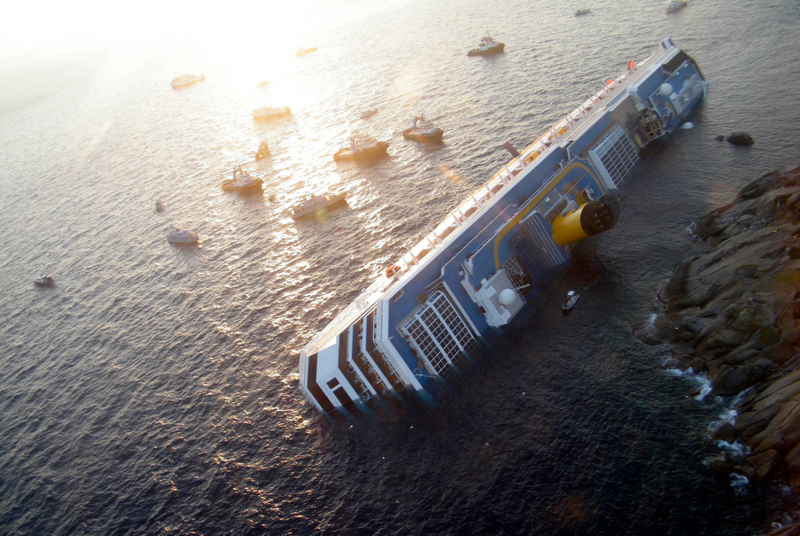 Illustration for article titled Incredible Hi-Res Costa Concordia Photos Reveal Captain's Insanity
